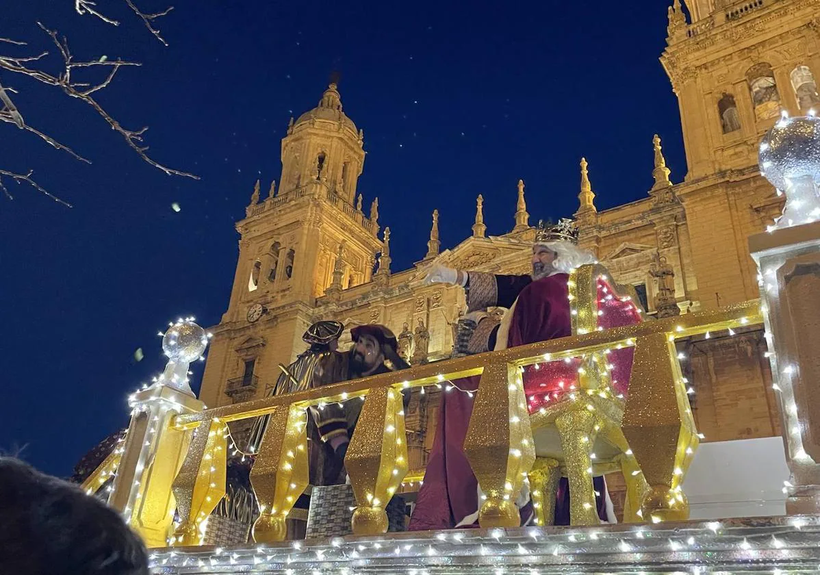 Calurosa bienvenida a los Reyes Magos con una cabalgata en la que sonaron  las gaitas | Ideal