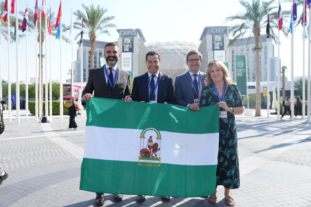 Representación del Gobierno andaluz, con Juanma Moreno en el centro, en la última cumbre del clima en Dubái.
