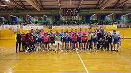 Los jugadores posan antes del encuentro