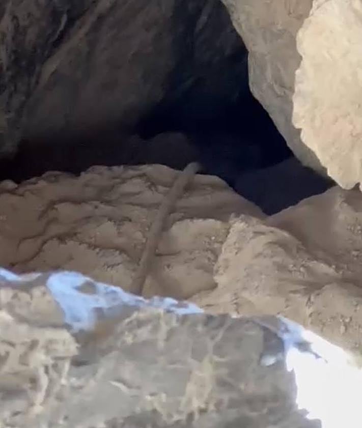 Imagen secundaria 2 - IImágenes del rescate efectuado en la sima de Raja Santa.