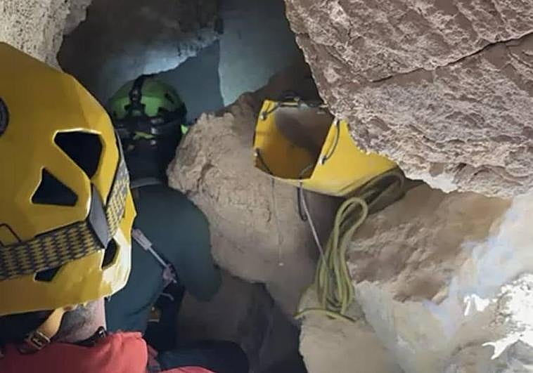 Tres especialistas del Greim rescataron al espeleólogo.