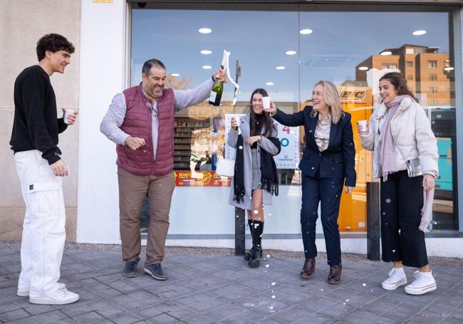 El brindis de Damián con su familia.