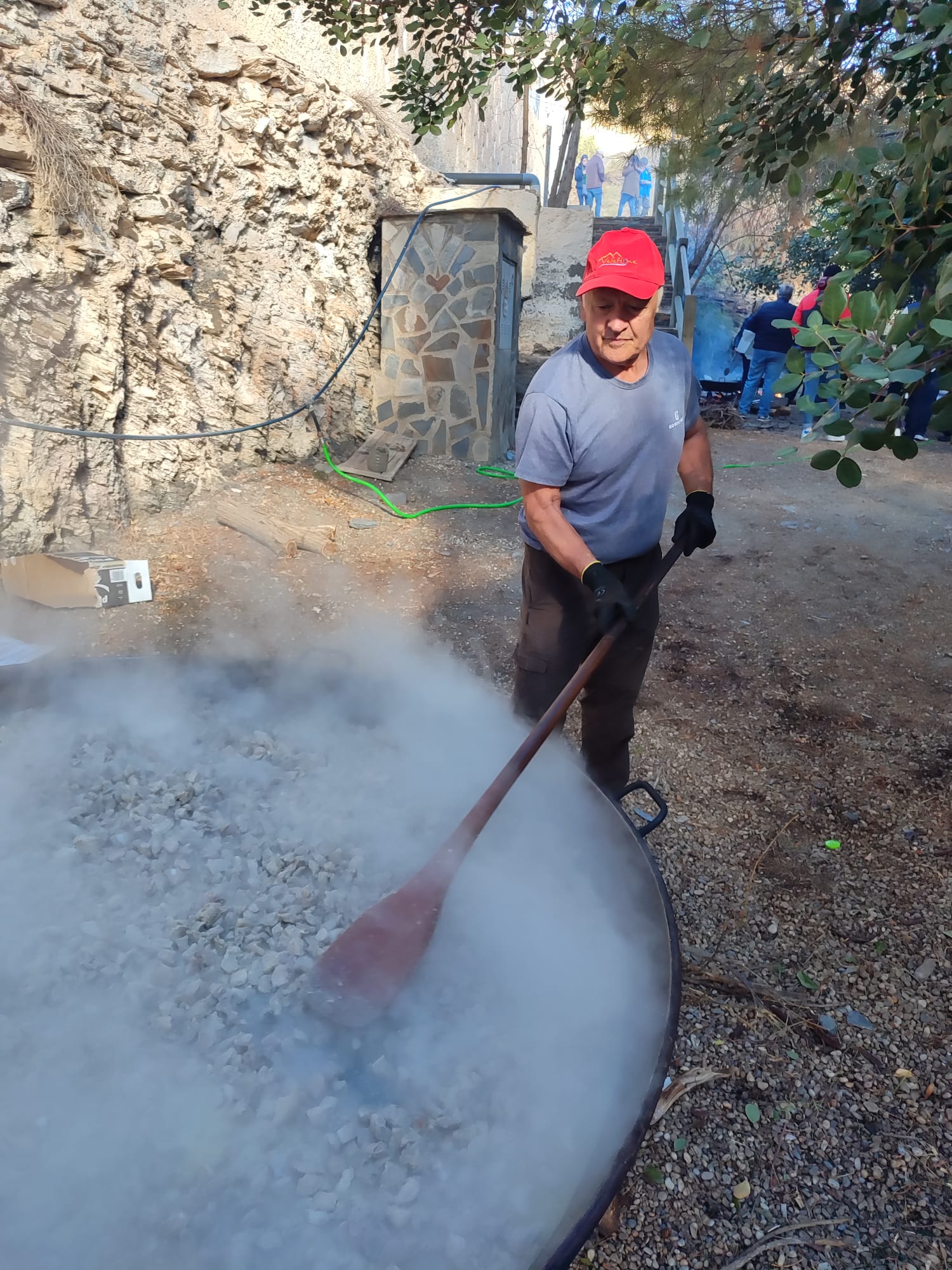 Ramón Rubira prepara la carne de cerdo para acompañar las migas en Velefique.