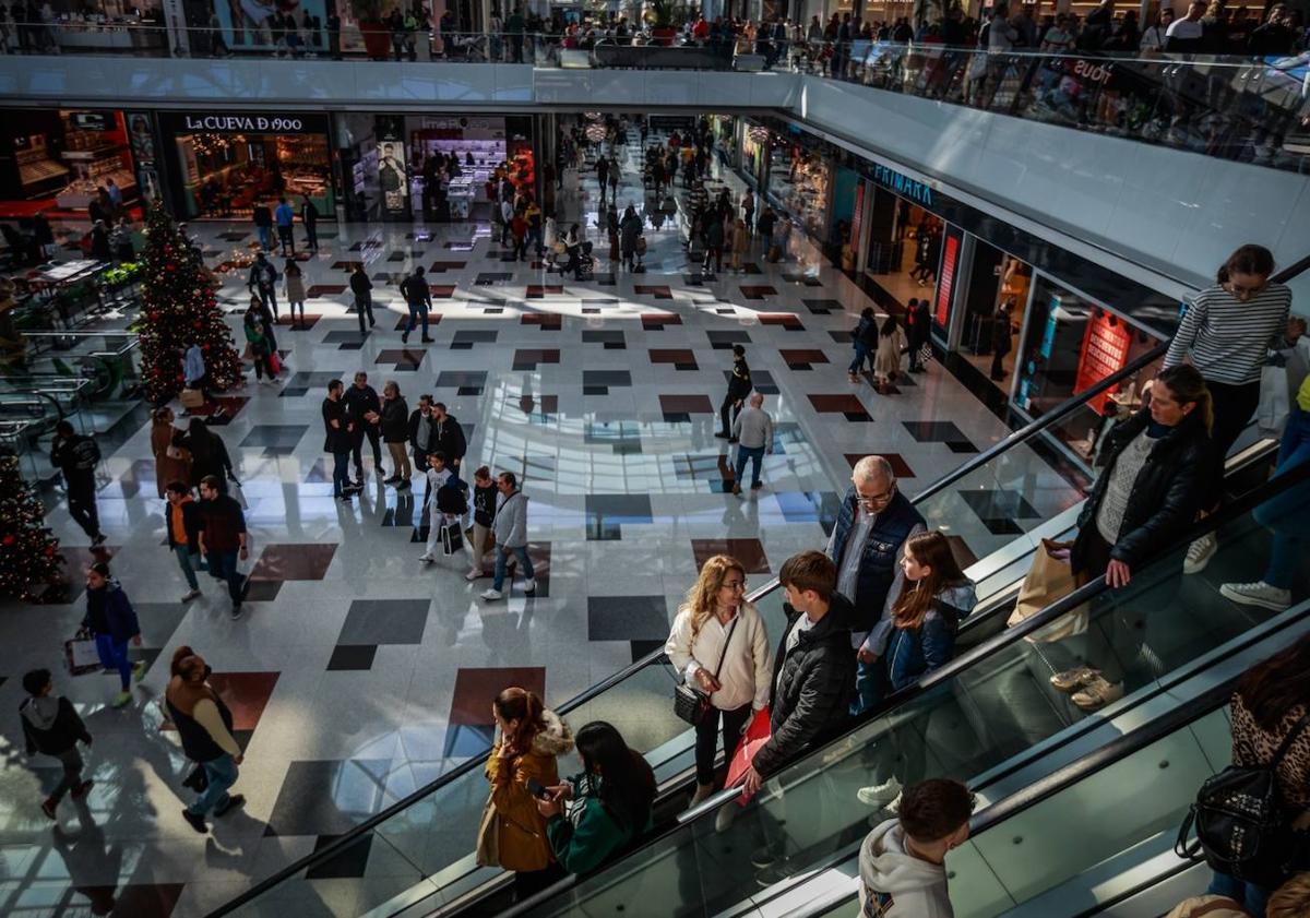 Imagen principal - El Centro Comercial Nevada y EL Corte Inglés disfrutan de un gran ambiente estas rebajas de enero.