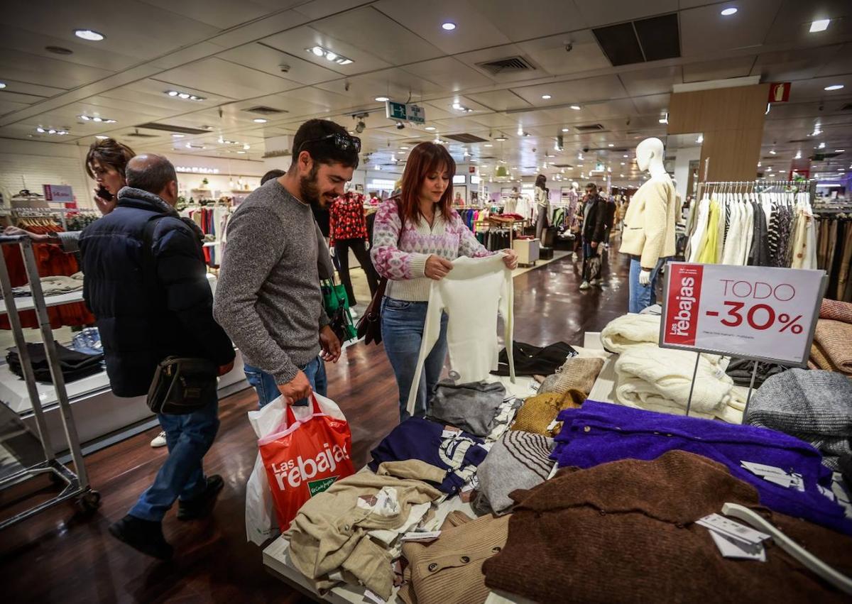 Imagen secundaria 1 - El Centro Comercial Nevada y EL Corte Inglés disfrutan de un gran ambiente estas rebajas de enero.