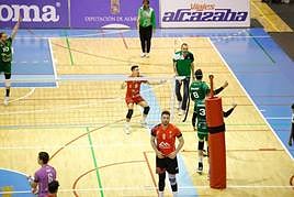 Romaní sufre la celebración de Jorge Fernández, entre excentrales, Carreño y Rodríguez.