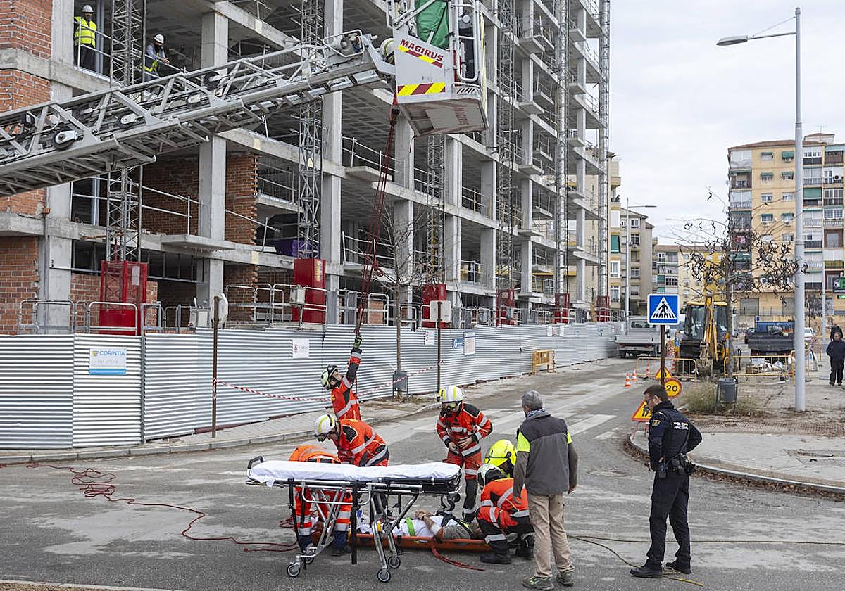 Trabajador auxiliado tras sufrir un accidente laboral mientras trabajaba en una obra en Granada hace un mes.