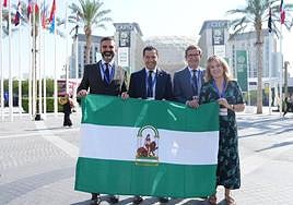 Representación del Gobierno andaluz, con Juanma Moreno en el centro, en la última cumbre del clima en Dubái.