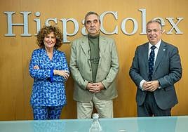 La directora de Laboral de HispaColex, Azucena Rivero, el presidente de Ajuveca y el director de HispaColex celebran la sentencia del TS.
