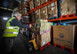 Un voluntario apilar mercancía en la sede del Banco de Alimentos en Mercagranada.