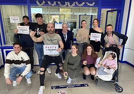 Víctor Crespo, titular de la administración de loterías agraciada en El Ejido, con familiares y amigos.