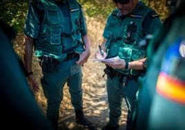 Agentes de la Guardia Civil de Granada, durante una redada.