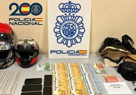 Objetos, sustancia y dinero incautados por el Cuerpo Nacional de Policía.