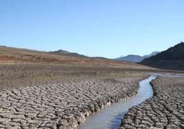 Reflejo de la sequía en el pantano malagueño del Guadalhorce.