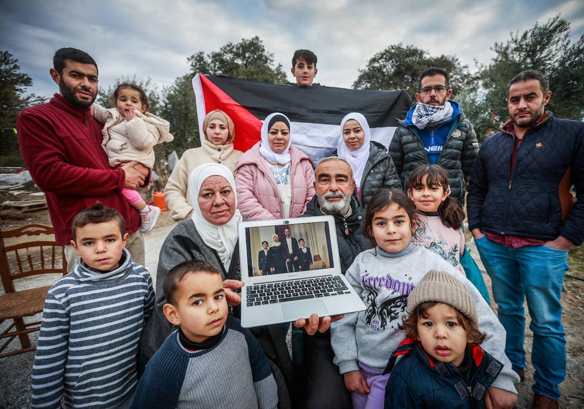 Imagen principal - La familia palestina en su vivienda en el barrio de EL Fargue. Dooa con su marido y los hijos en una imagen reciente cedida por la familia. La familia conecta con el móvil con Doaa.