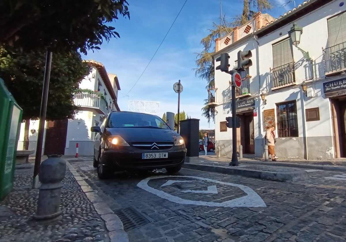 La pilona de entrada al Albaicín por Pagés, bajada durante el ajuste técnico.