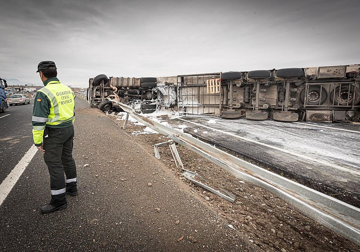 Las imágenes del espectacular accidente de un camión en Granada