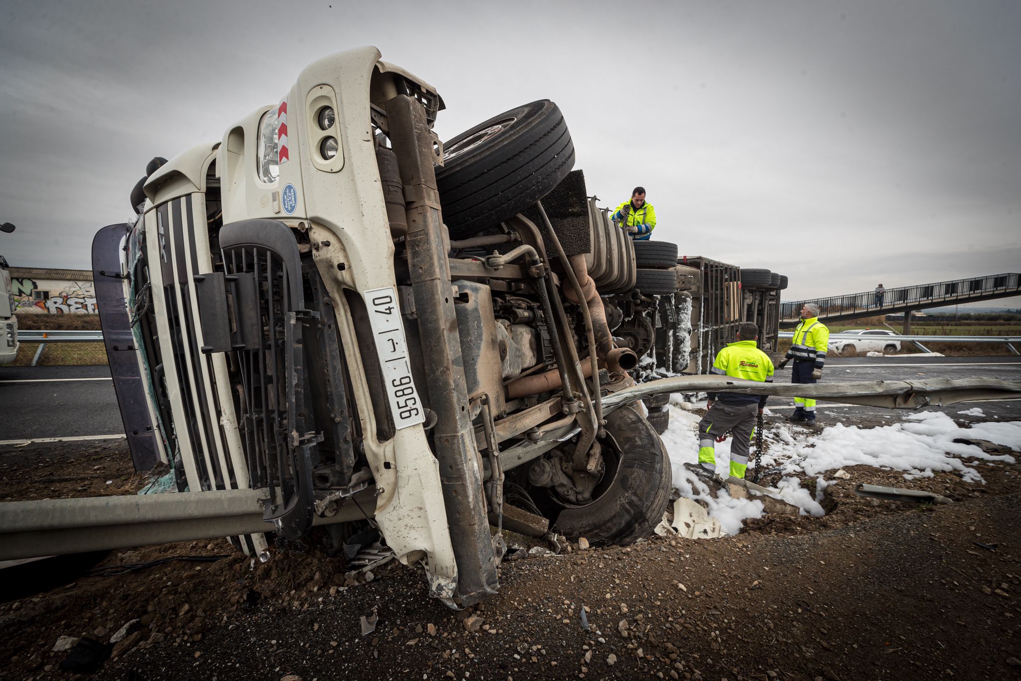Las imágenes del espectacular accidente de un camión en Granada