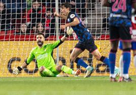 André Ferreira protesta tras uno de los goles que le hizo el Sevilla en Los Cármenes.