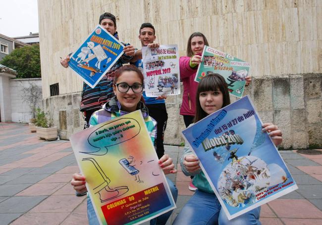 Jóvenes de la parroquia con carteles de su campamento de verano.