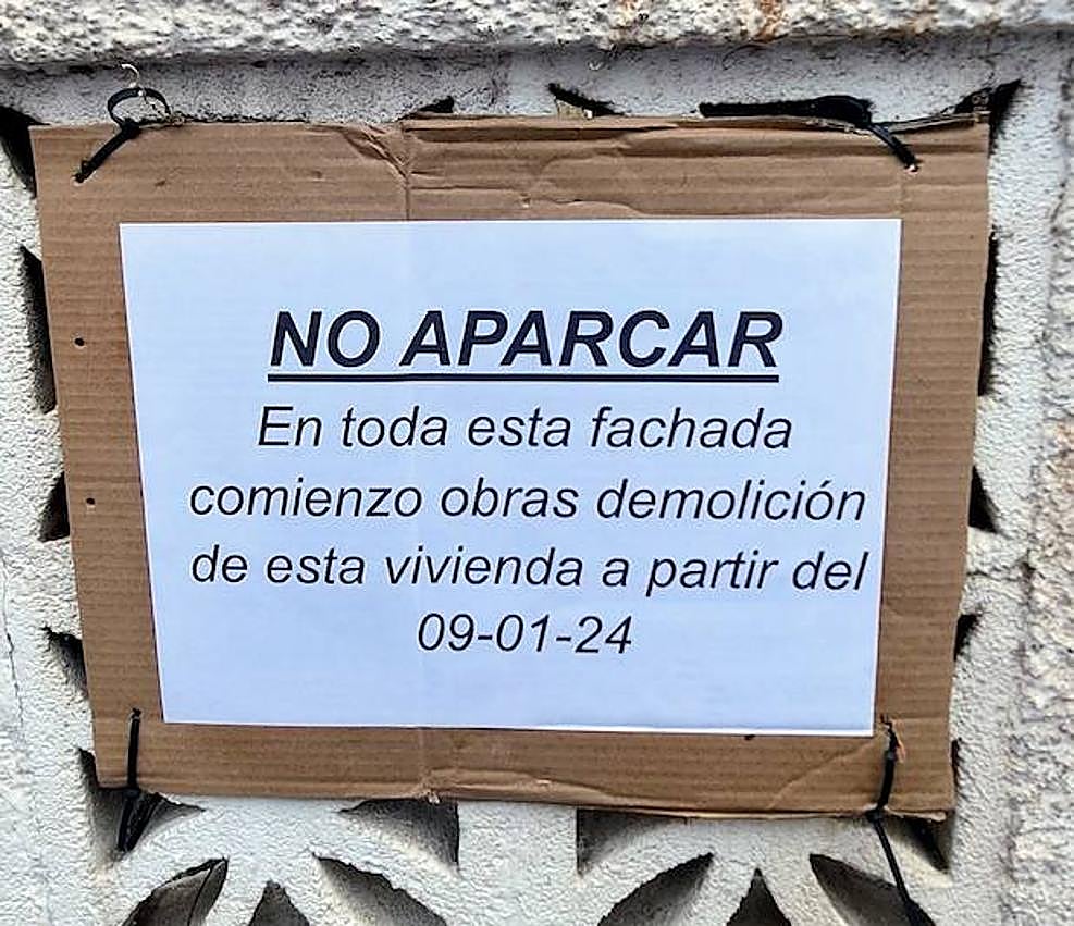 Imagen secundaria 1 - La sociedad del hotel Casablanca derriba una antigua villa en la calle Bikini de Almuñécar