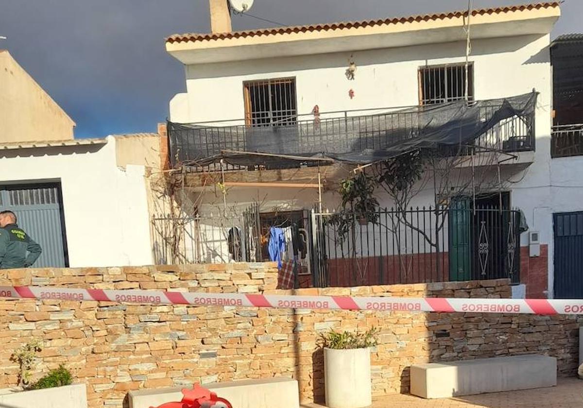 Vivienda de Darro en la que ha fallecido un hombre.