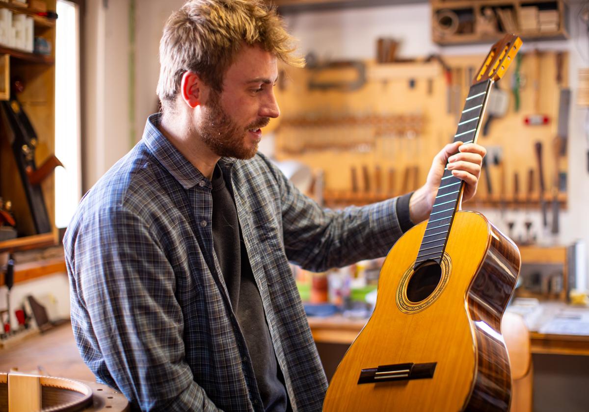 Johannes T' Kindt en su taller de Nigüelas.