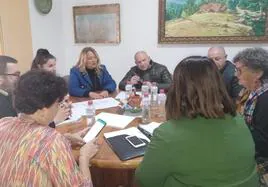 Reunión de Ángela Hidalgo con el alcalde y representantes municipales.