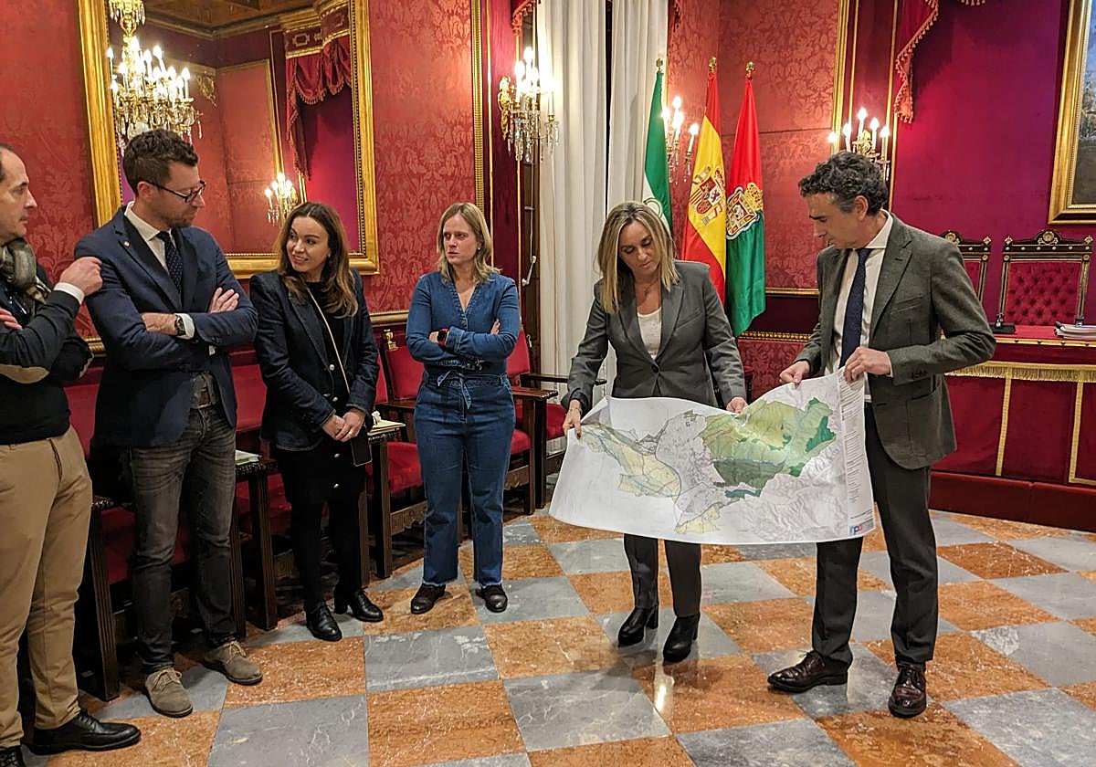 Presentación del avance del nuevo PGOM en el salón de plenos del Ayuntamiento, hoy.