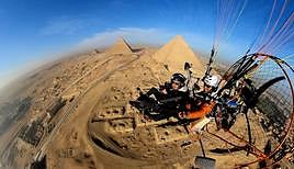 José Luis y César en uno de sus vuelos sobre las grandes pirámides de Giza.