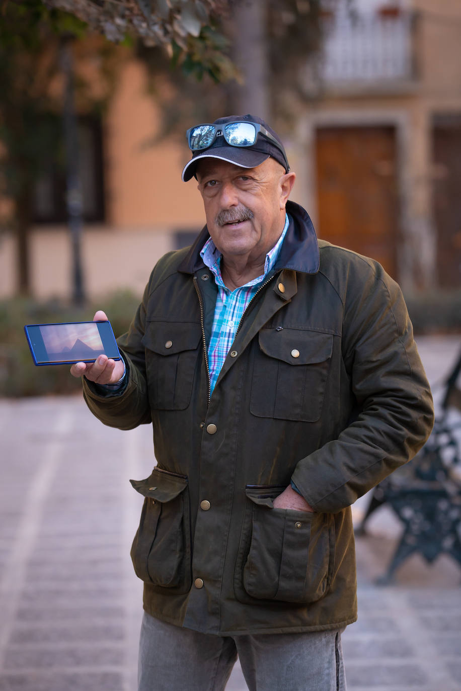 José Luis muestra una de las fotos que hizo en Egipto.