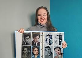 La restauradora Manuela posa con algunos de sus 'milagros' fotográficos.