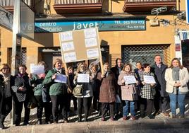 Protesta de usuarias acompañadas por concejales del PSOE.