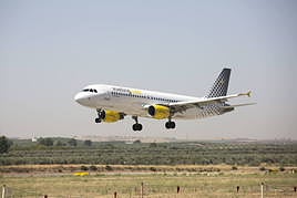 Avión de Vueling en el aeropuerto de Granada.