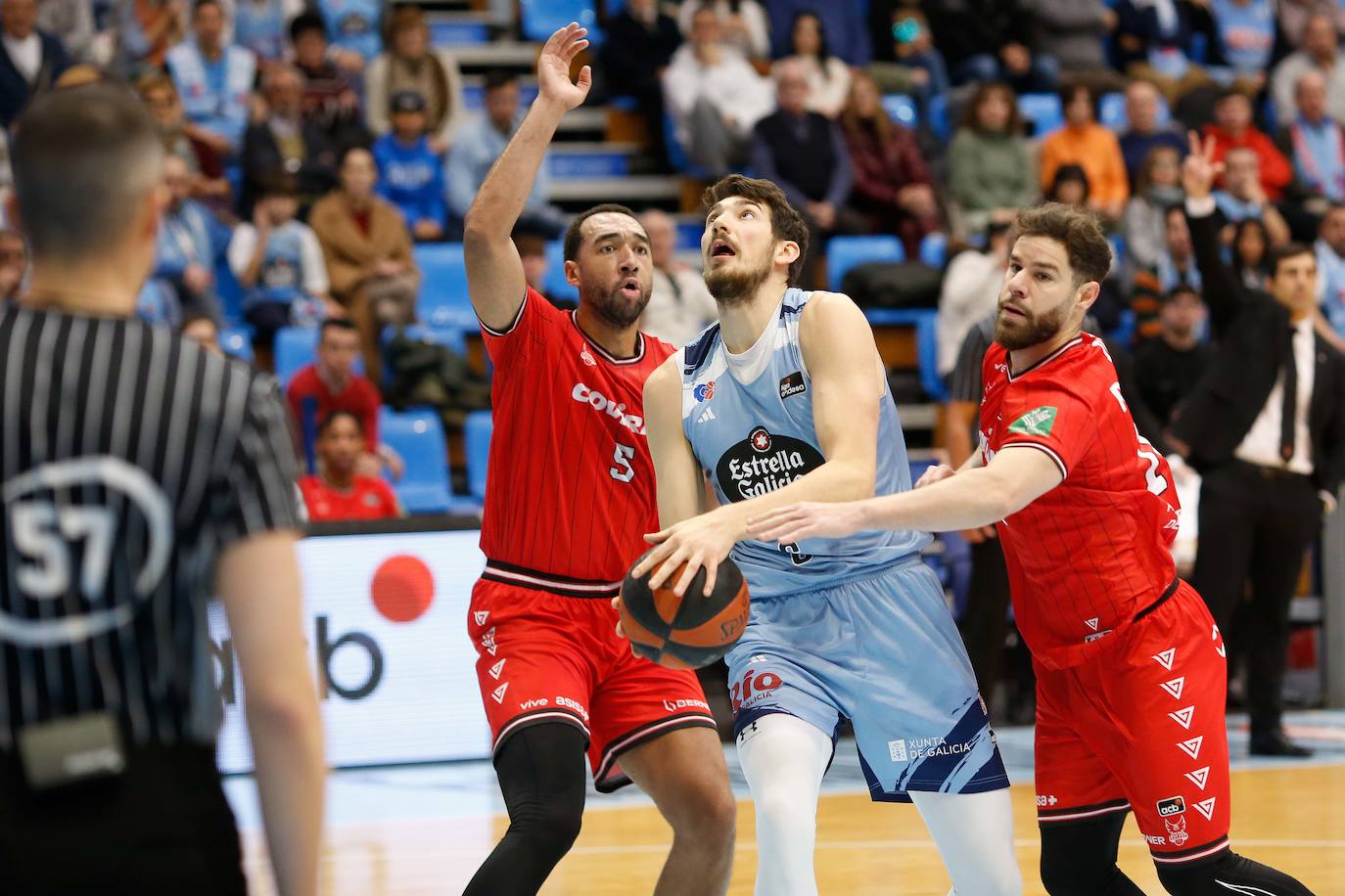 Matej Rudan, del Breogán, se cuela entre Kwan Cheatham (i) y Christian Díaz (di).