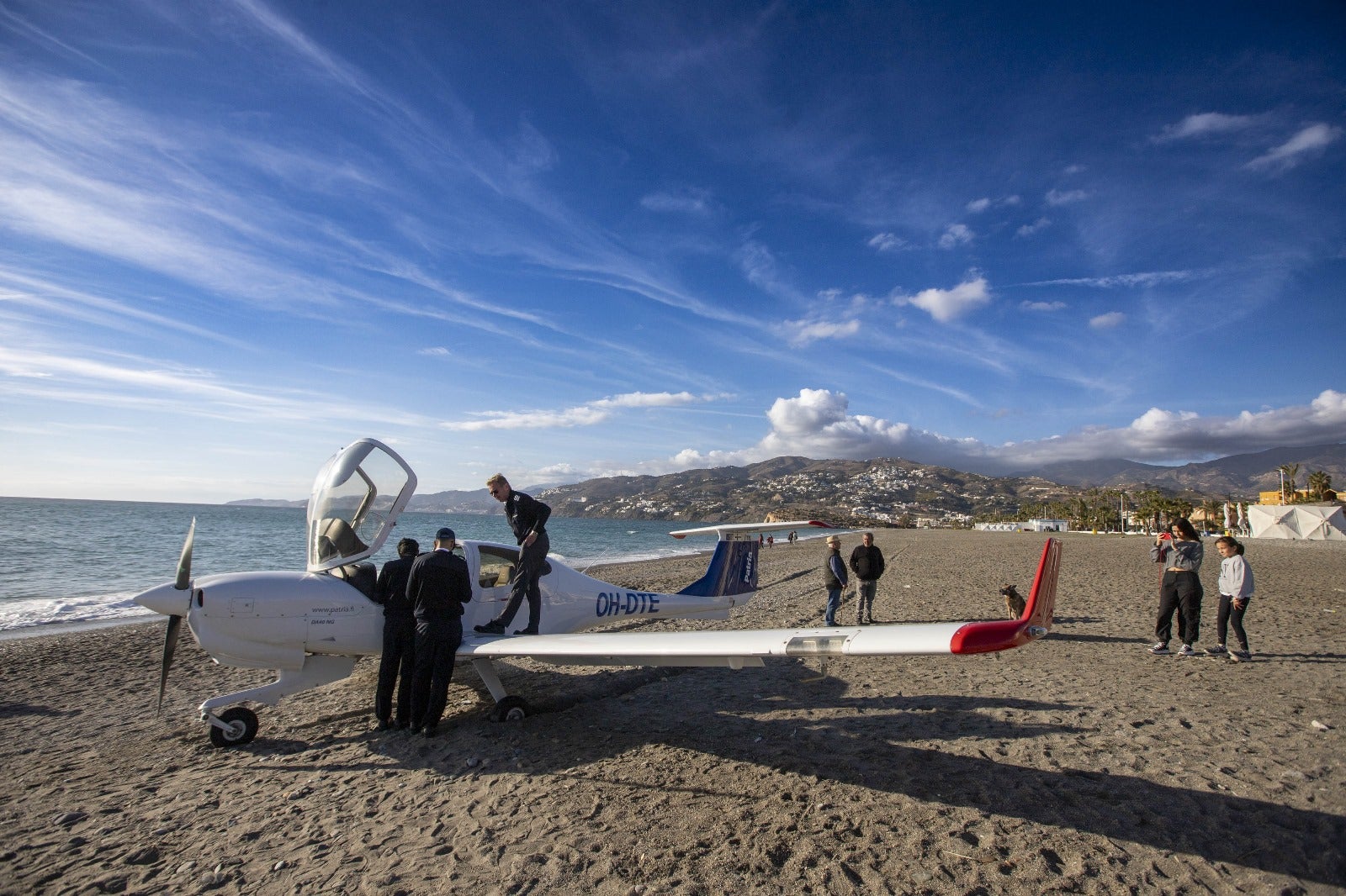 Las imágenes del aterrizaje de emergencia en una playa de Granada