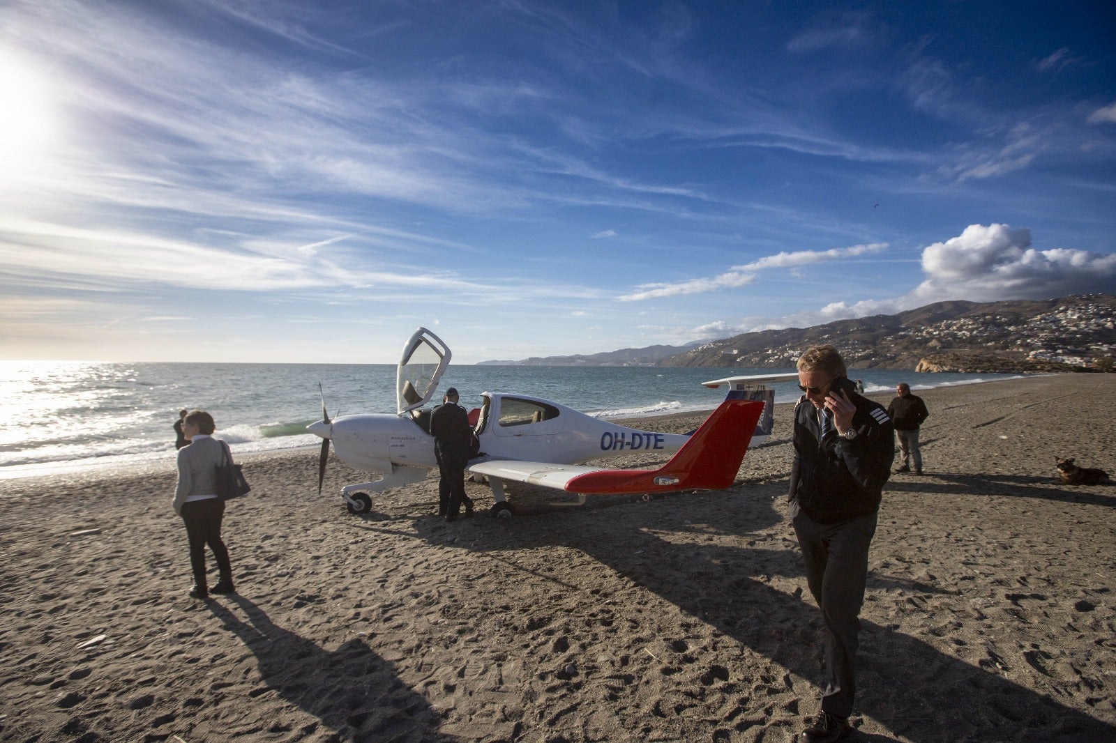 Las imágenes del aterrizaje de emergencia en una playa de Granada