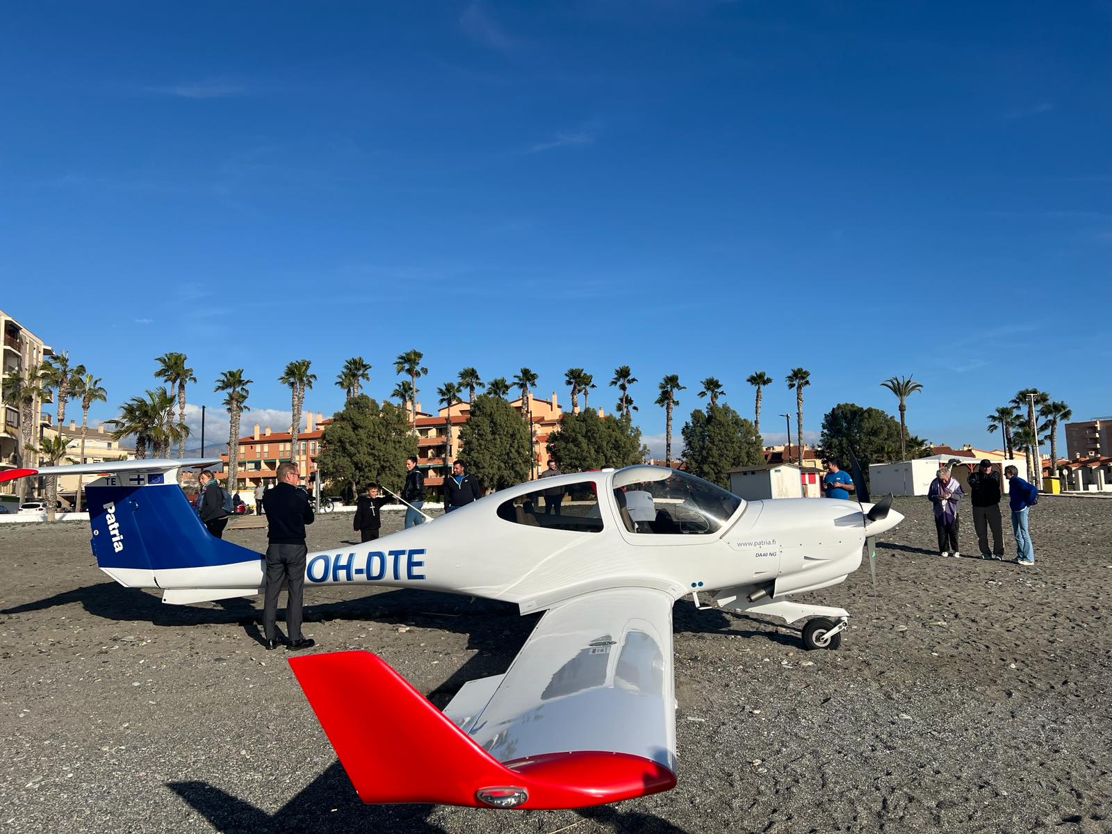 Las imágenes del aterrizaje de emergencia en una playa de Granada