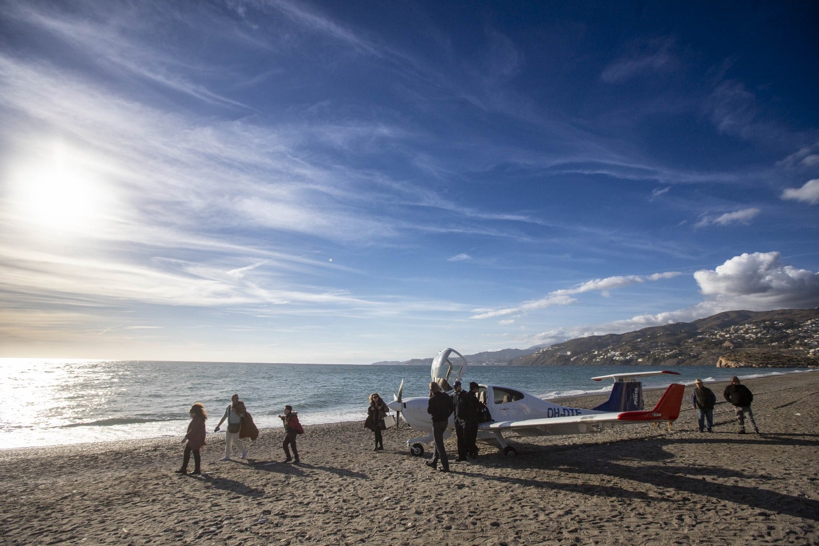 Las imágenes del aterrizaje de emergencia en una playa de Granada