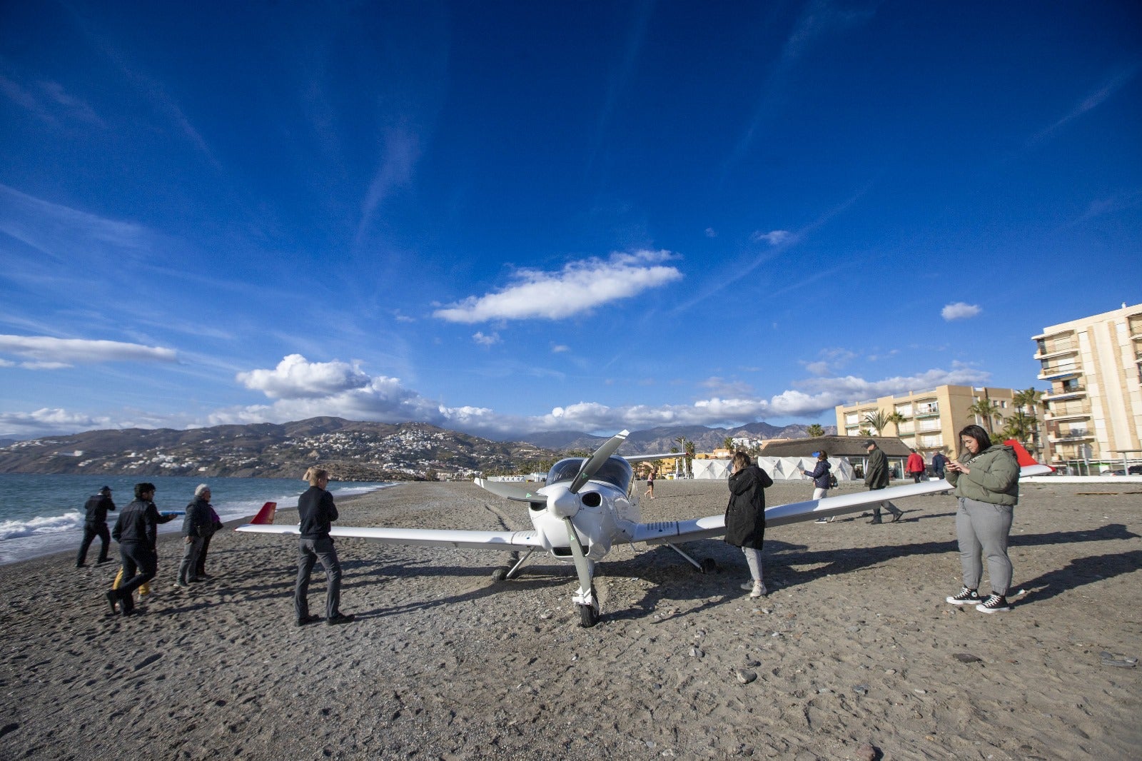 Las imágenes del aterrizaje de emergencia en una playa de Granada