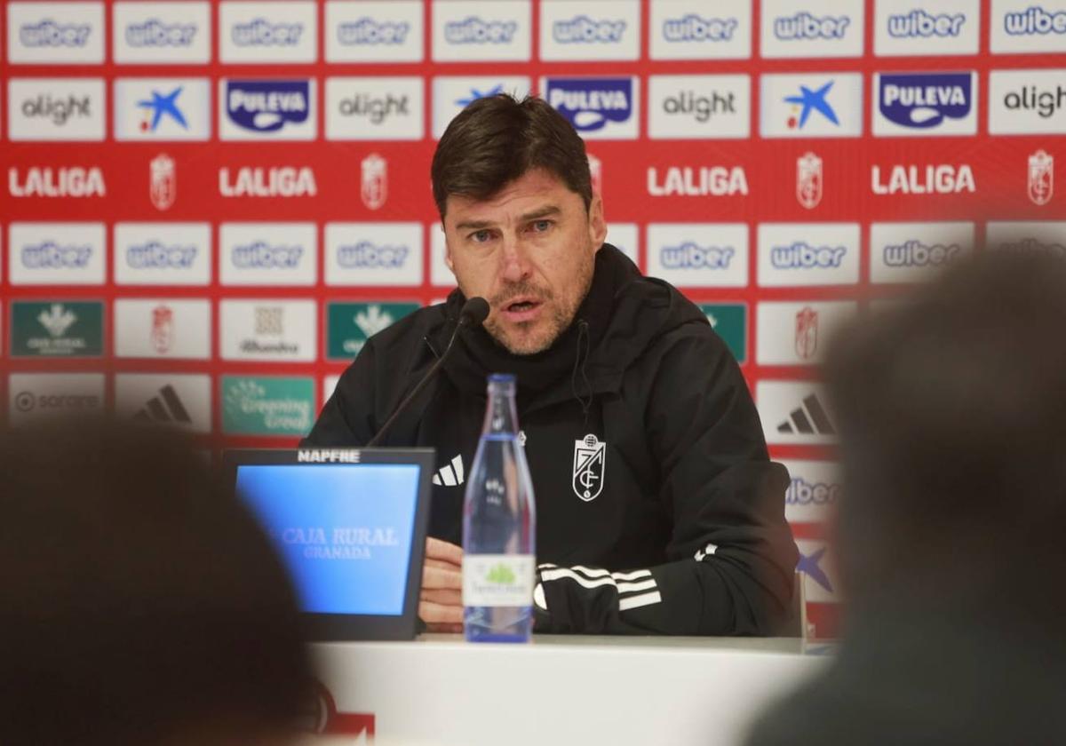 Alexander Medina, entrenador del Granada, durante su rueda de prensa.