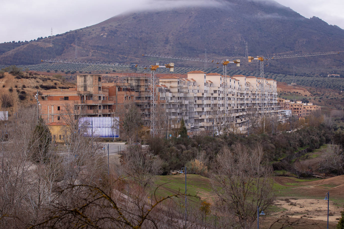 Imagen secundaria 2 - Imágenes de los bloques y las calles en la urbanización. 