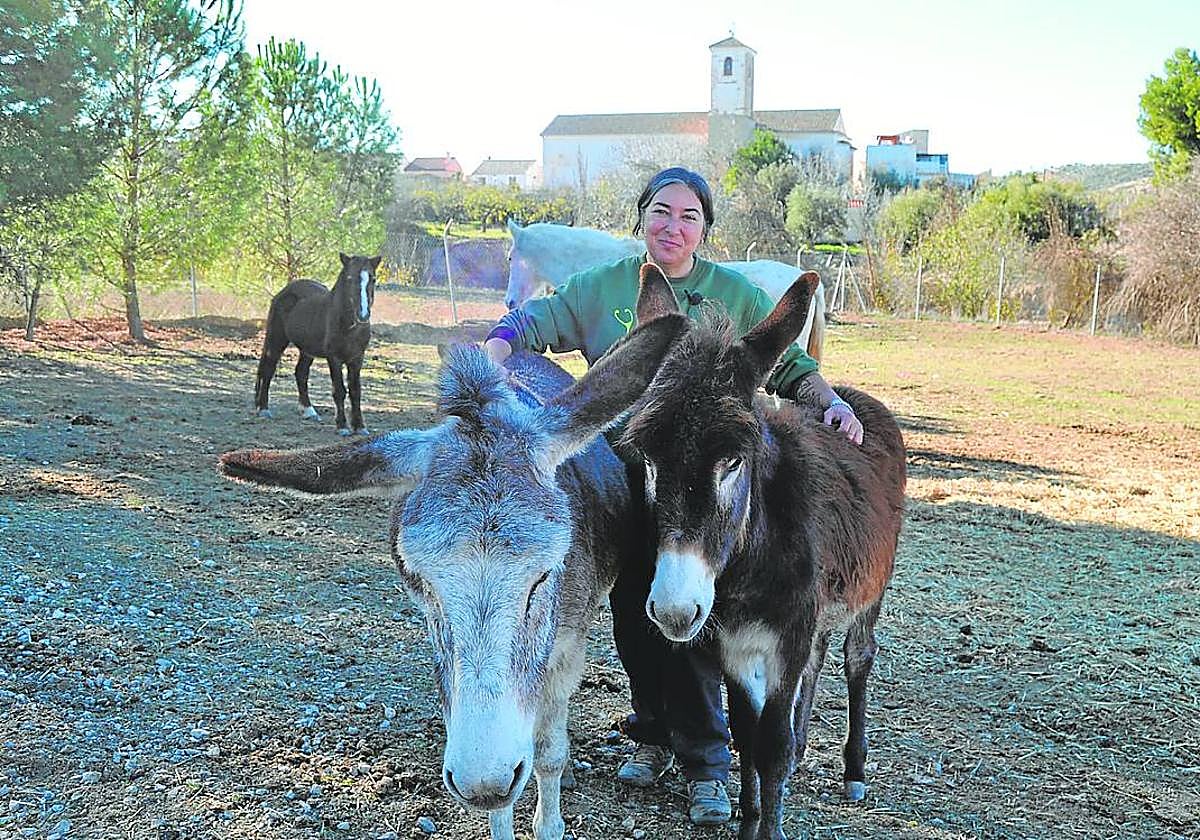Cristina posa con dos de sus animales.