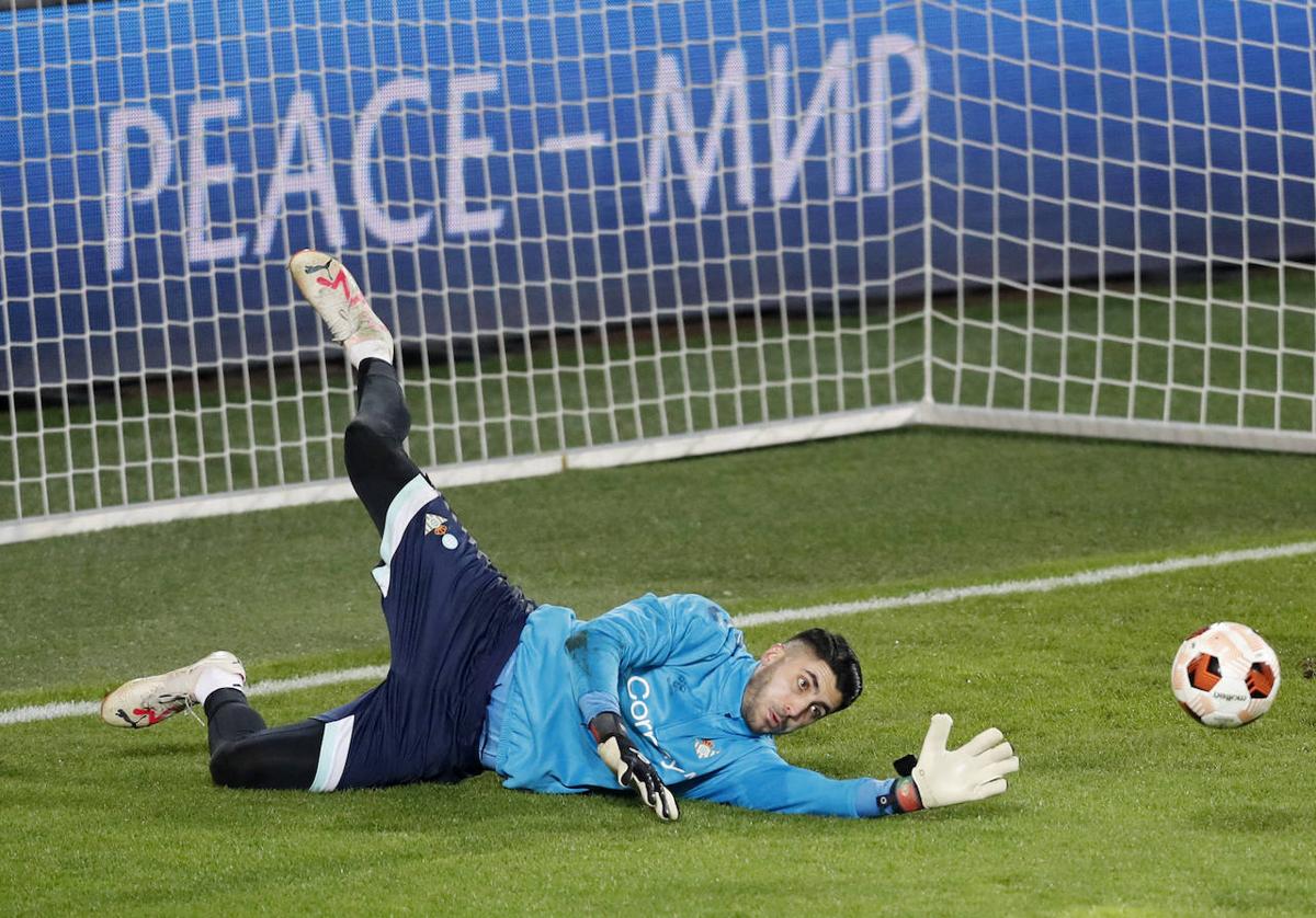 Rui Silva despeja un balón durante un calentamiento.