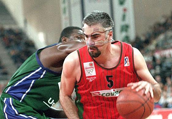 Wayne Tinkle (d) exhibe fortaleza interior y careta ante el Unicaja.