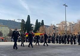 Los agentes portan la bandera de España.