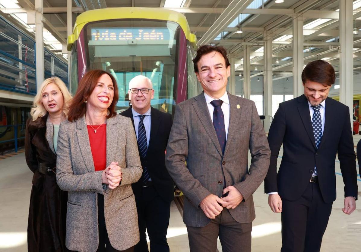 Autoridades del Ayuntamiento y la Junta, en su última visita a las cocheras de los tranvías.