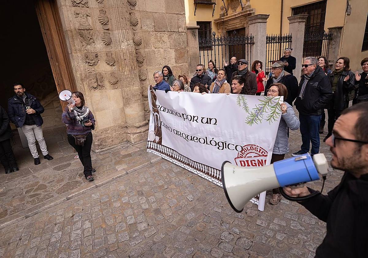 Concentración a las puertas del museo arqueológico este sábado.