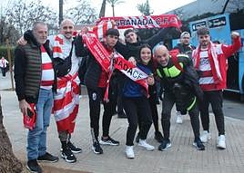Cerca de mil granadinistas aguardan junto a los aficionados del Betis al derbi andaluz.