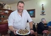 El alcalde camarero alemán que ha salvado el único bar de un pueblo de Granada